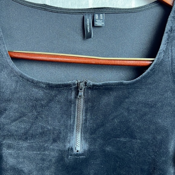 Athena Zip Detail Velvet Crop Top In Black size Xs - Picture 4 of 4